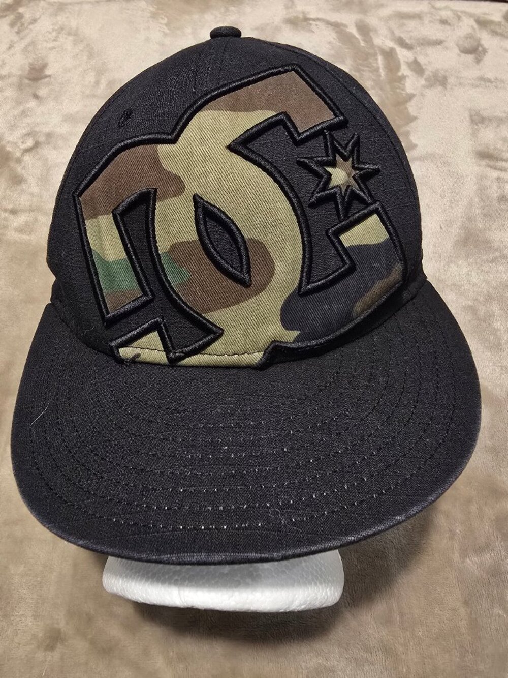 DC Shoes x New Era 59FIFTY Fitted Hat - Camo Logo & Under-Visor - Size 7 1/8 (56